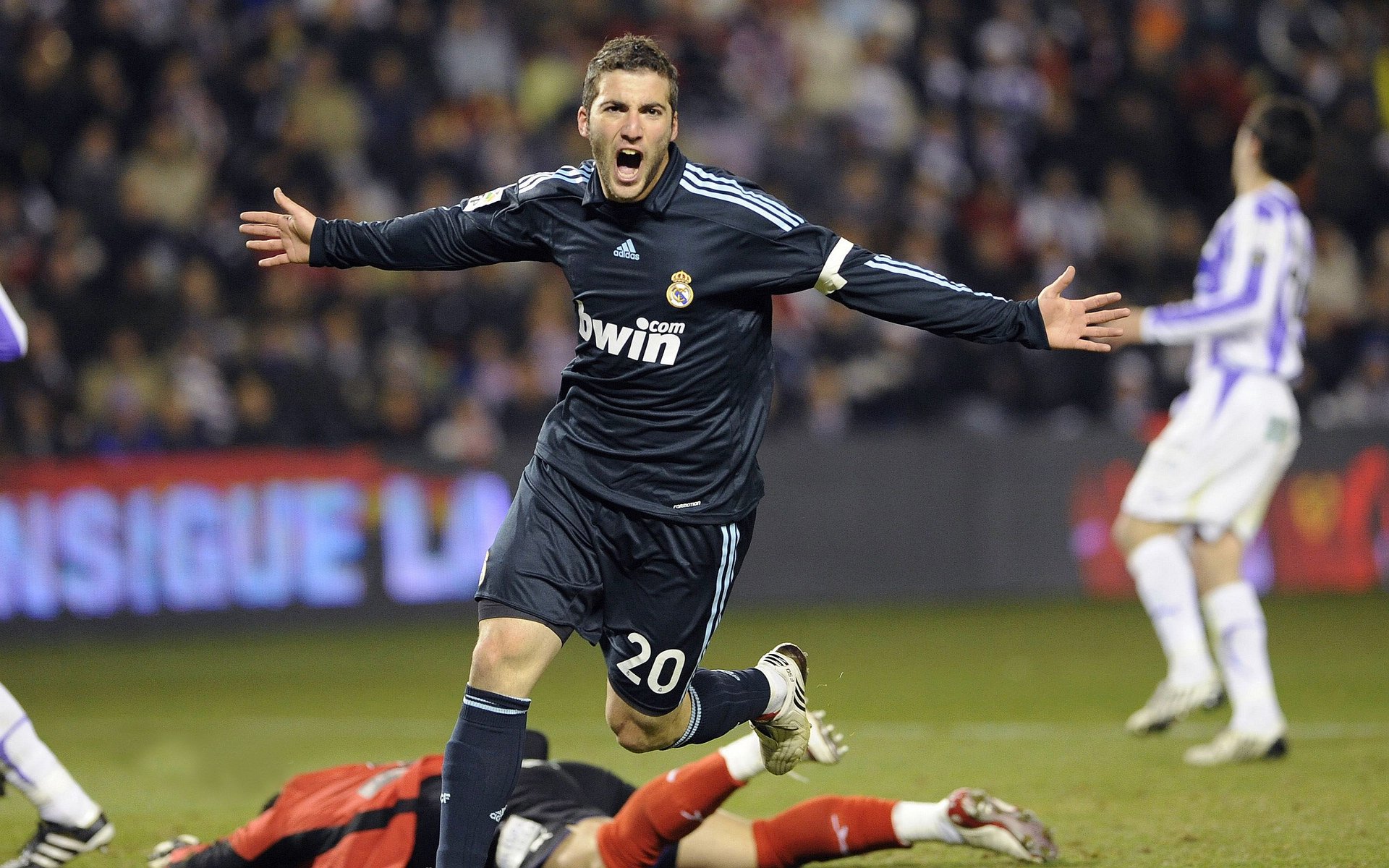 九游登录入口-英超激烈争夺：悬念至最后一秒，英超竞争激烈